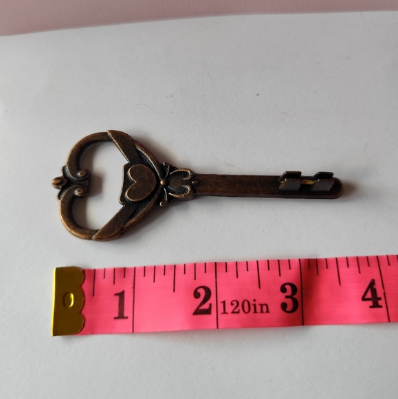 4/$20💥Vintage Brass Skeleton Key Heart Shaped Bottle Opener - Picture 3 of 3